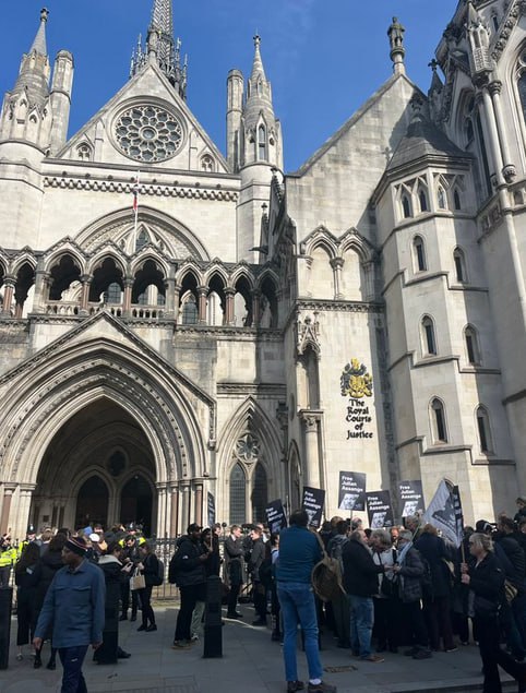 ‼️Assangeovi příznivci se shromažďují před budovou londýnského soudu, kde by mělo být ...