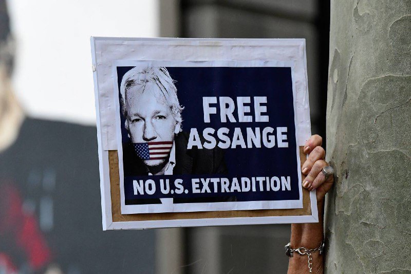 Assangeovo konečné odvolání k vydání skončilo.Soudci se poradí a vydají rozhodnutí.V brits...