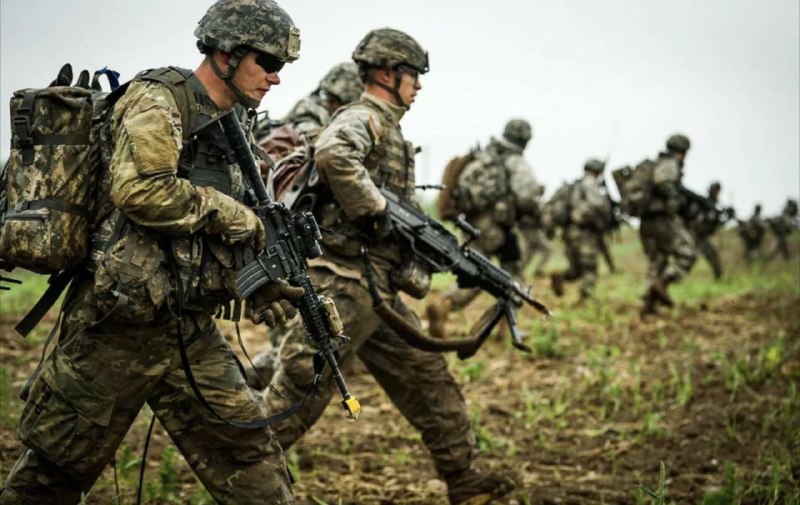 Británie plánuje rozmístit síly NATO v okolí KyjevaSpojené království navrhuje připravit ve...