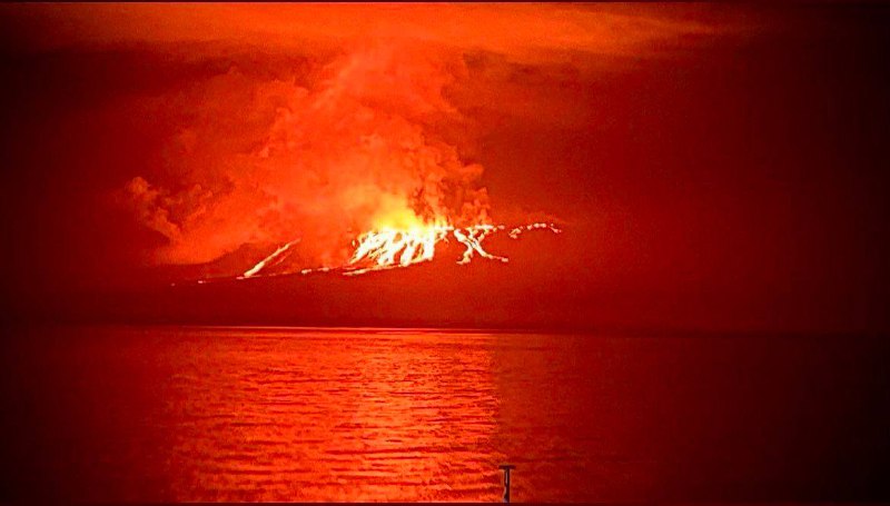 🇪🇨EKVÁDOR, GalapágyMohutná erupce sopky La Cumbre na ostrově FernandinaV sobotu 2. března...