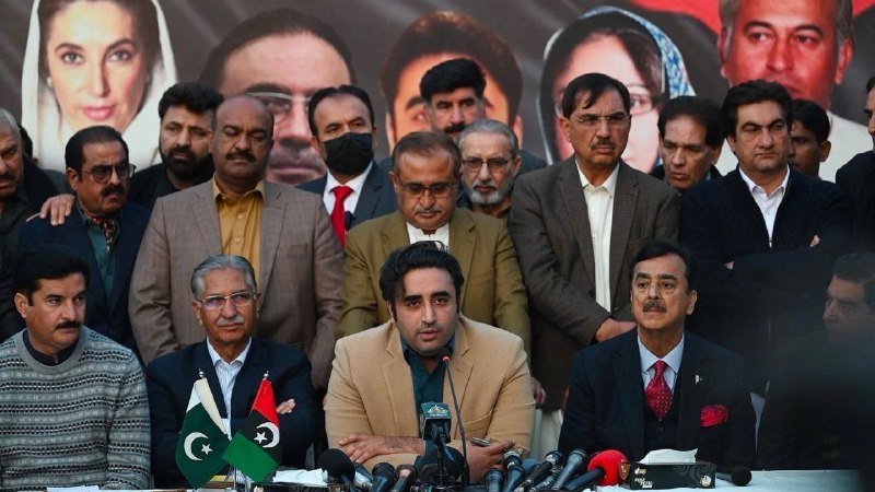 Konkurenti Imrana Khana sestaví po „ukradených“ volbách v Pákistánu koaliční vláduSpojen...