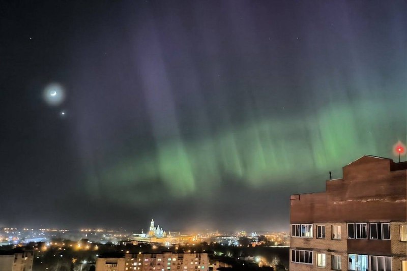 Obyvatelé několika oblastí Ruska právě nyní pozorují polární zářiV Leningradské a Nižni...
