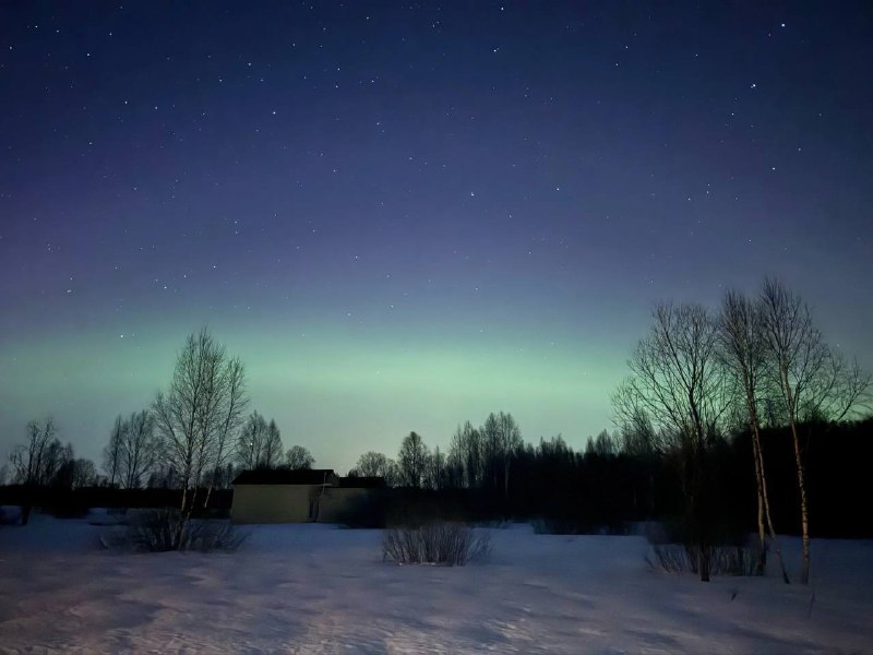 Obyvatelé několika oblastí Ruska právě nyní pozorují polární zářiV Leningradské a Nižni...