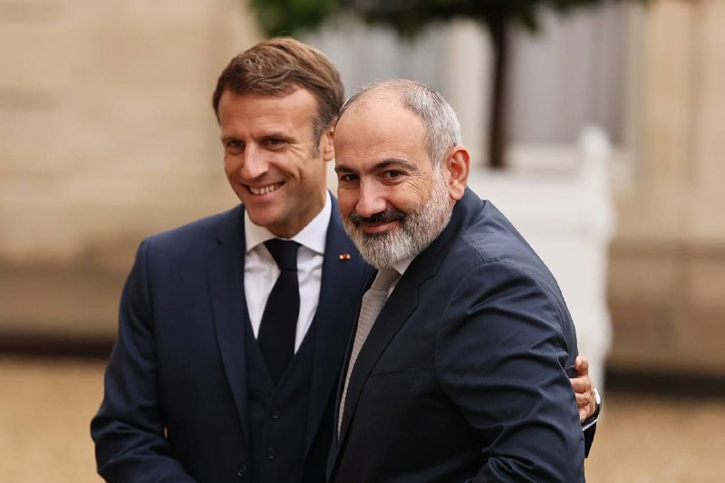 🇦🇲 Pashinyan je na návštěvě ve Francii.🇫🇷 Macron uvedl, že Arménie může počíta...