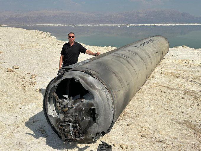 Po nočním útoku Íránu byly z Mrtvého moře v Izraeli nalezeny trosky velké balistické střel...