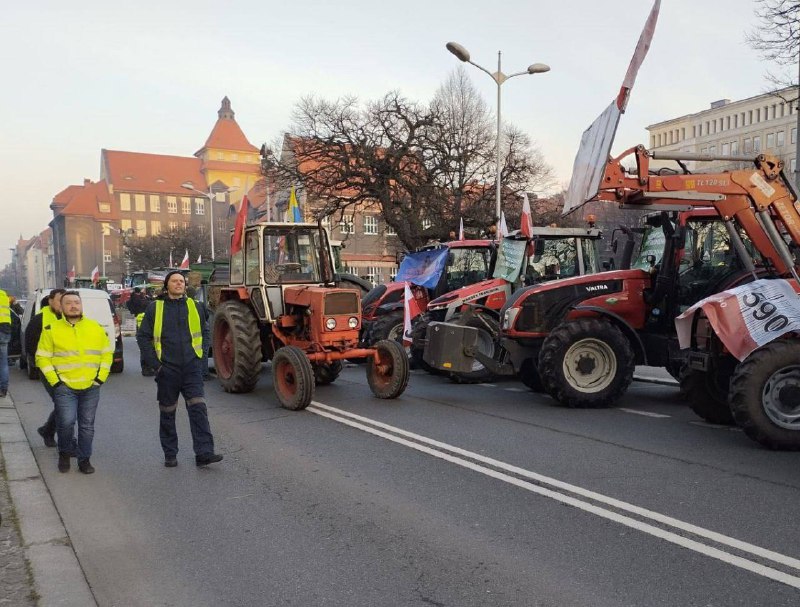 🚜 Polští farmáři po celé zemi se scházejí na protestních místech v rámci celostátní a...