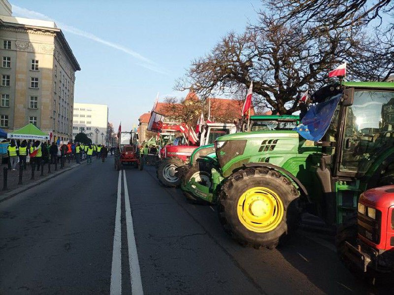 🚜 Polští farmáři po celé zemi se scházejí na protestních místech v rámci celostátní a...