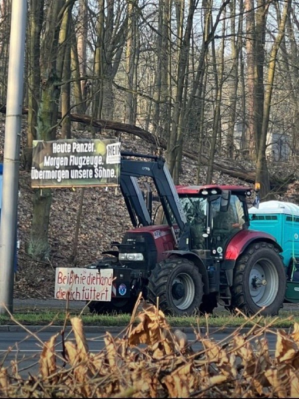 "Dnes jsou tanky, zítra letadla, pozítří naši synové"Němečtí farmáři protestuj?...