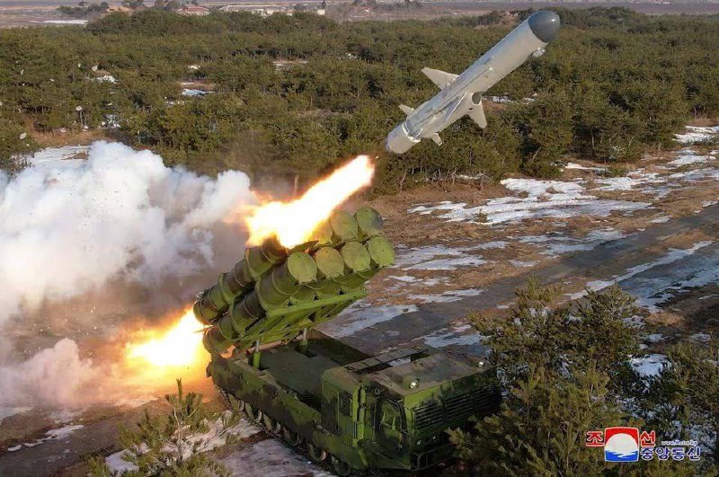 Severokorejský vůdce Kim Čong-un se včera zúčastnil testování nové protilodní střely Pada...
