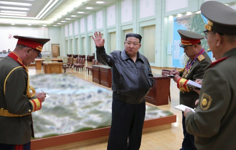 Severokorejský vůdce Kim Čong-un vyzval armádu, aby se připravila na válku, a prohlédl si mod...