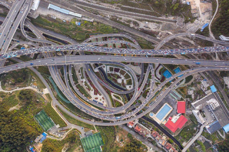 ⚡️🇨🇳V čínském městě Chongqing byl postaven jeden z nejsložitějších nadjezdů na s...