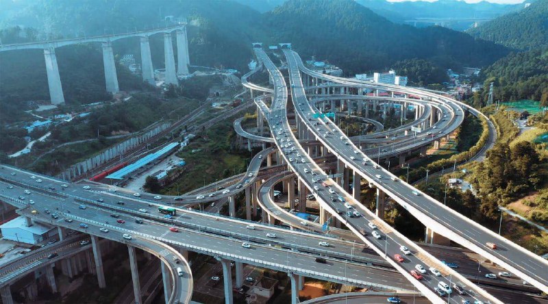 ⚡️🇨🇳V čínském městě Chongqing byl postaven jeden z nejsložitějších nadjezdů na s...