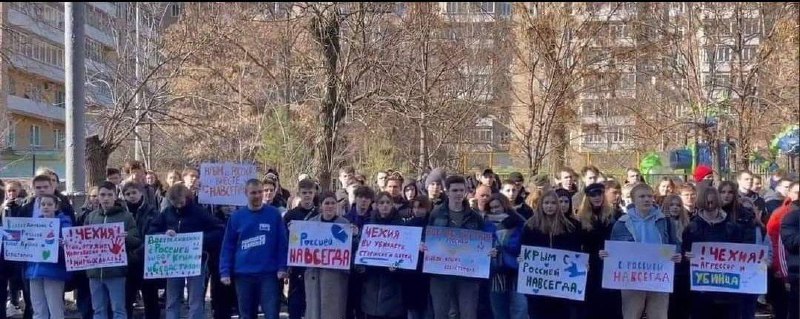 V Rusku se protestuje proti Česku !  Na transparentech je ... Češi přestaňte nám vraždit ...